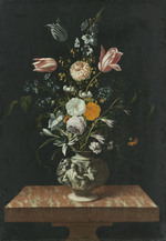 Marmortisch mit reliefierter Vase und Blumen